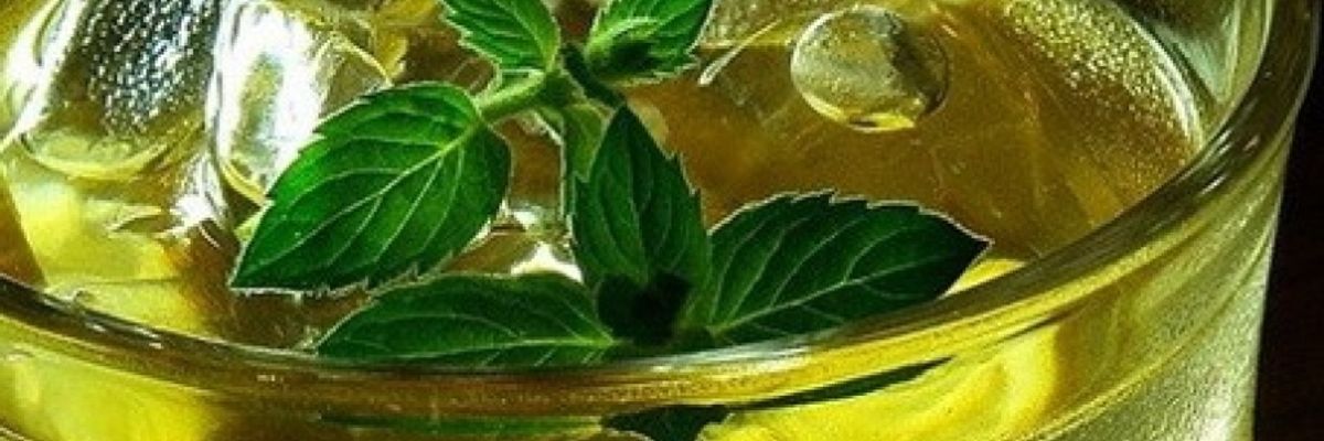 Холодний чай з персиком і лимоном фото